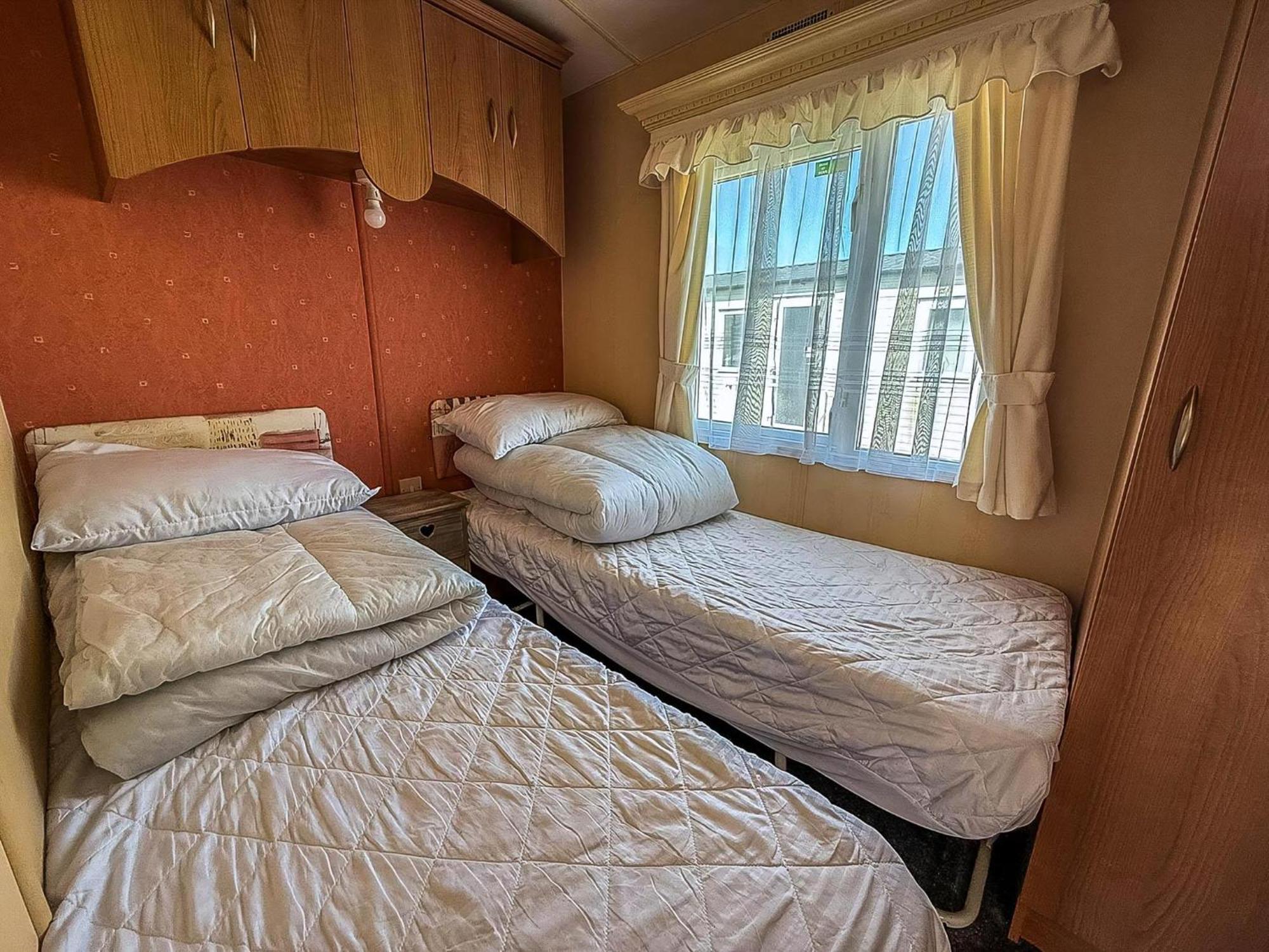 Superb Caravan By The Seaside In Kessingland, Suffolk Ref 90040Sg Benacre エクステリア 写真