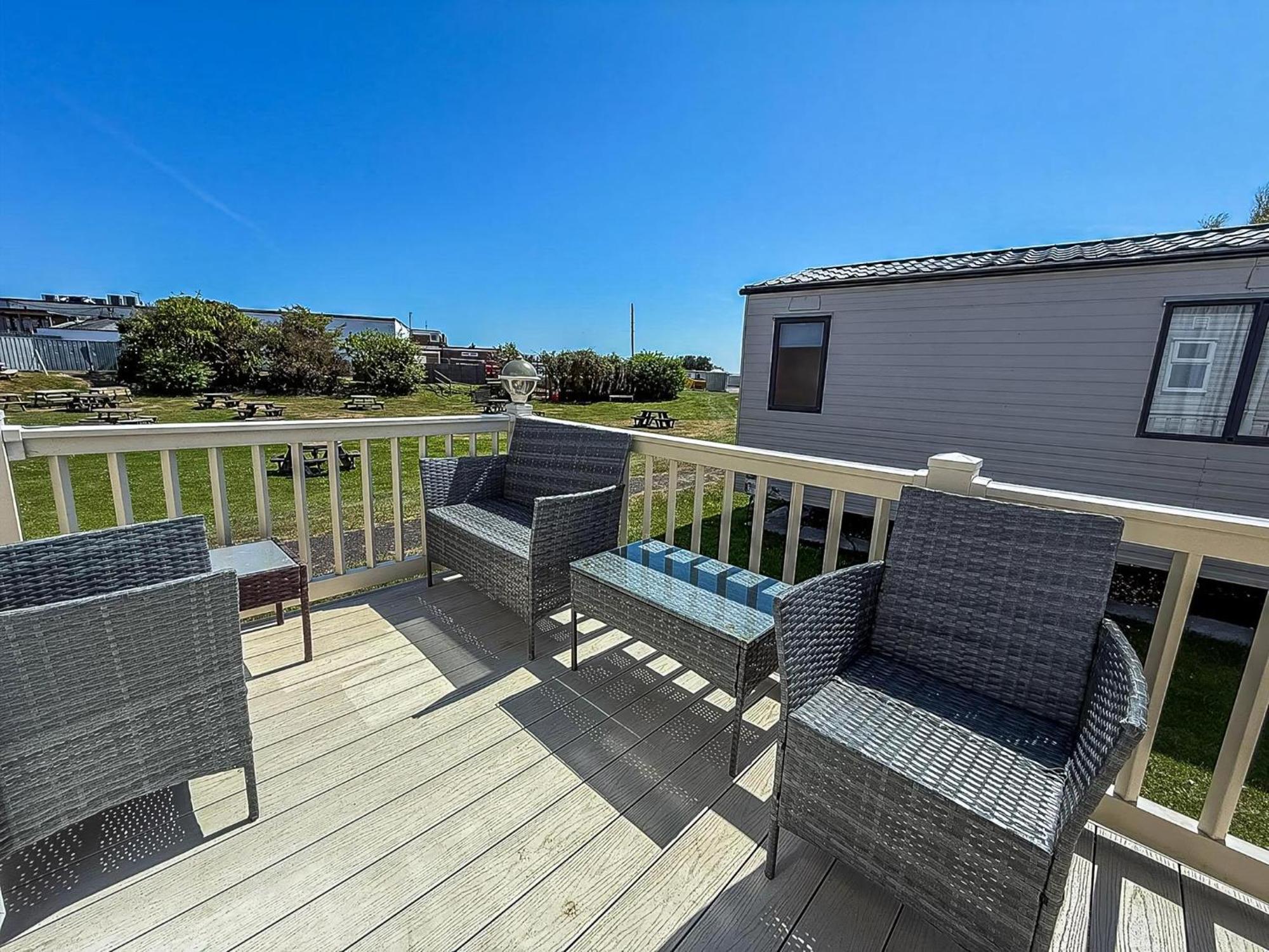 Superb Caravan By The Seaside In Kessingland, Suffolk Ref 90040Sg Benacre エクステリア 写真